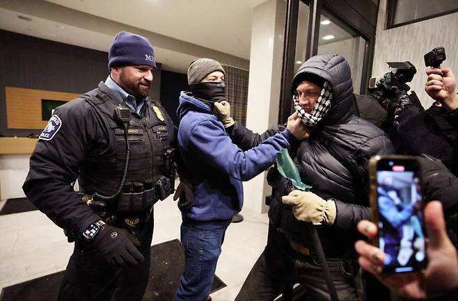 25일(현지시간) 뉴욕포스트 등에 따르면 미네소타주 미니애폴리스에서 연방국경순찰대 요원들이 37세 남성 알렉스 프레티를 총격해 사살한 지 불과 하루 만에 대규모 시위대가 세인트폴의 '홈 스위트 바이 힐튼' 호텔로 몰려들었다. 사진=뉴욕포스트 홈페이지 캡처