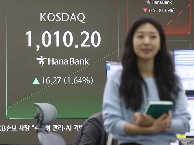 코스닥 지수가 장중 1000선을 돌파한 26일 서울 중구 하나은행 딜링룸 현황판에 코스닥 지수 등이 표시되고 있다. 연합뉴스