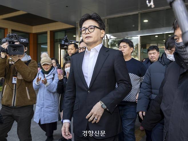 한동훈 국민의힘 전 대표가 지난 14일 당 윤리위원회가 본인을 제명 결정한 것과 관련해 국회 소통관에서 입장을 밝히고 퇴장하고 있다. 박민규 선임기자