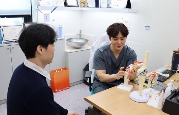 김상효 거인병원 관절클리닉 과장(정형외과 전문의)이 손상된 무릎 연골의 치료 방향에 관해 설명하고 있다.  거인병원 제공