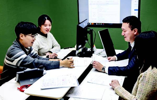 26일 기업여신 특화 점포로 재단장한 경남 BNK부산은행양산종합금융센터를 찾은 기업고객이 프리이빗 창구에서 전담 직원과 상담하고 있다.    전민철 기자 jmc@kookje.co.kr