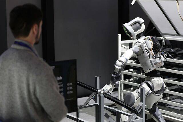 미국 네바다주 라스베이거스에서 지난 7일(현지시간) 열린 CES 2026 컨벤션센터(LVCC) 현대자동차 부스에서 인공지능(AI) 로봇 아틀라스가 부품 이동을 시연하고 있다. 현대차의 아틀라스 도입 논의를 계기로 산업 현장 노동자들 사이에서 인력 대체에 대한 불안감이 커지고 있다. 연합뉴스