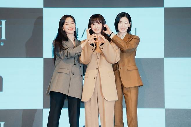 ENA 드라마 ‘아너 : 그녀들의 법정’ 제작발표회가 26일 오후 신도림동 더 세인트에서 열렸다. 이날 제작발표회에는 출연배우 이나영, 정은채, 이청아, 박건호 감독 등이 참석했다. 블리스미디어 제공