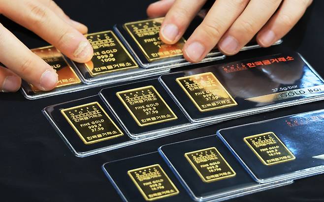 23일 서울 종로 한국금거래소에서 직원이 골드바를 정리하고 있다. 금융권에 따르면 골드뱅킹을 판매하는 KB국민·신한·우리 등 시중은행 3곳의 골드뱅킹 잔액은 지난 21일 기준 2조1298억원으로 집계됐다. [연합뉴스]