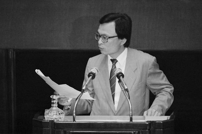 1990년 6월 당시 지낸 평화민주당 의원 시절 이해찬 민주평통 수석부의장이 국회 본회의에서 대정부 질의를 펼치는 모습. [연합뉴스 자료사진]