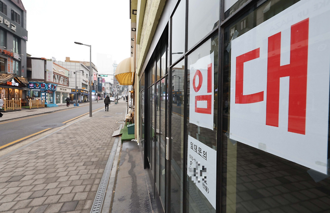 서울 서대문구 이화여대 앞 상권가 곳곳에 임대를 알리는 안내문이 내걸려 있다. [한주형 기자]