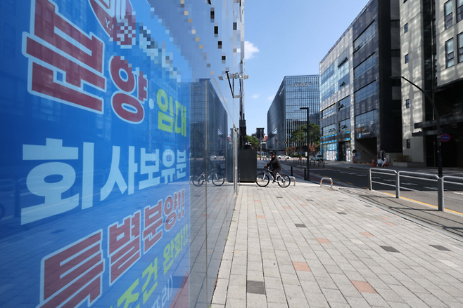 서울 강서구 마곡지구 일대 상가 공실에 임대 안내문이 붙어 있다. [한주형 기자]