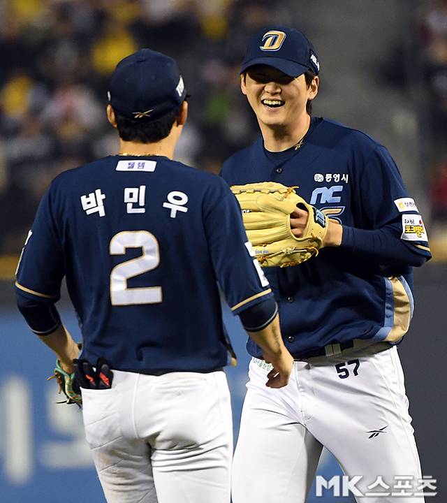 2025년 4월 24일 오후 서울 잠실야구장에서 ‘2025 프로야구’ NC 다이노스와 LG 트윈스의 경기가 열렸다. 7회말 2사 2루에서 NC 전사민이 이닝을 마치며 밝게 웃고 있다. 사진=천정환 기자