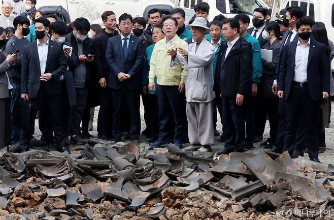 [의성=뉴시스] 김금보 기자 = 이재명 더불어민주당 대표가 27일 경북 의성군 단촌면 고운사를 찾아 산불 피해 상황을 점검하고 있다. 2025.03.27. kgb@newsis.com /사진=김금보