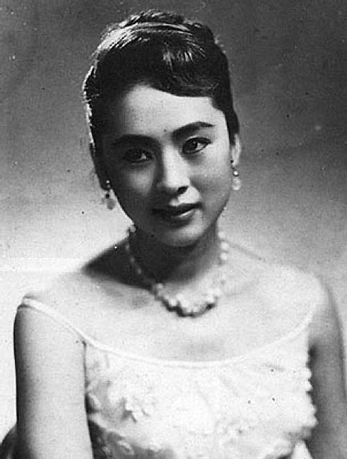 김지미 배우의 데뷔 초기 모습. 시원스러운 이목구비로 서구형 미인이라는 소리를 들었고, 화면에서 올차고 여문 느낌을 줬다. 작가 정비석이 그를 만난 후 “뭇 남성들을 매혹하는 요부형 여성”이라고 평했으나, 요부역뿐만 아니라 곡절 많은 비애의 여주인공 역도 잘 소화해냈다. 한국영상자료원