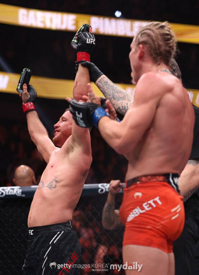 게이치(왼쪽)가 승리를 확정한 후 환호하고 있다. /게티이미지코리아