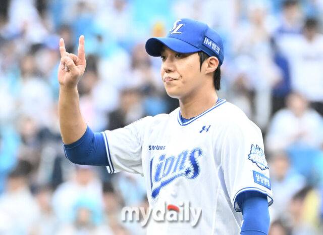 7일 오후 대구광역시 수성구 대구삼성라이온즈파크에서 진행된 '2025 프로야구 KBO리그 포스트시즌' 와일드카드 결정전 1차전 삼성라이온즈와 NC다이노스의 경기. 삼성 원태인이 선수들에 사인을 보내고 있다./마이데일리