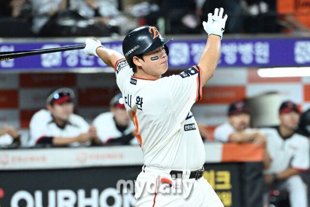 29일 대전 한화생명 볼파크 야구장에서 열린 '2025 신한 SOL BANK KBO리그' LG 트윈스와 한화 이글스 경기. 한화 노시환이 2회말 선두타자로 나와 안타를 치고 있다./마이데일리