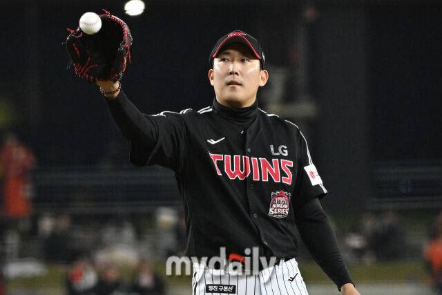 29일 대전 한화생명 볼파크 야구장에서 열린 '2025 신한 SOL 뱅크 KBO 한국시리즈 3차전' LG 트윈스와 한화 이글스 경기. LG 선발 손주영이 투구 준비를 하고 있다./마이데일리