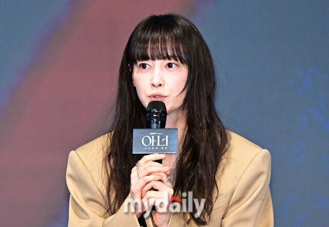 3년만의 복귀 이나영 정은채·이청아와 나…나조차 보고 싶은 그림 [아너]