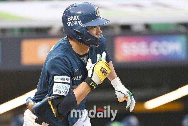 15일 인천 SSG랜더스필드에서 열린 '2025 신한 SOL BANK KBO리그' NC 다이노스와 SSG랜더스 경기. NC 김주원이 3회초 2사 1루에 안타를 친 뒤 달리고 있다./마이데일리