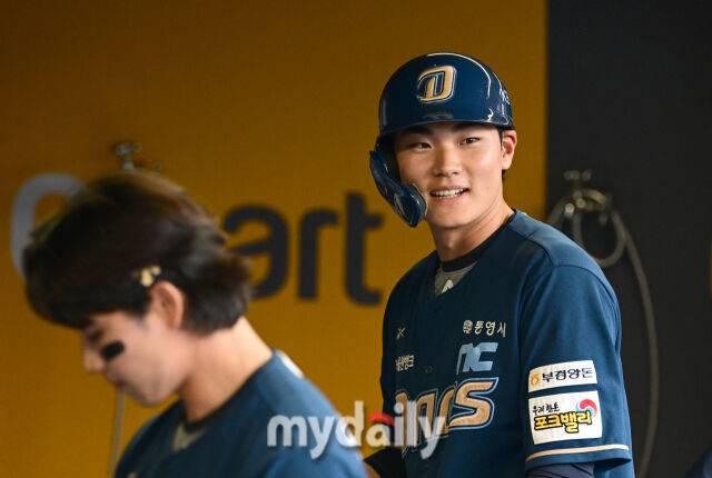 2025년 5월 13일 오후 인천 SSG랜더스필드에 진행된 '2025 신한 SOL뱅크 KBO 리그' NC 다이노스와 SSG 랜더스의 경기. NC 김주원이 1회초 1사 후 솔로 홈런을 친 뒤 환하게 웃고 있다./마이데일리