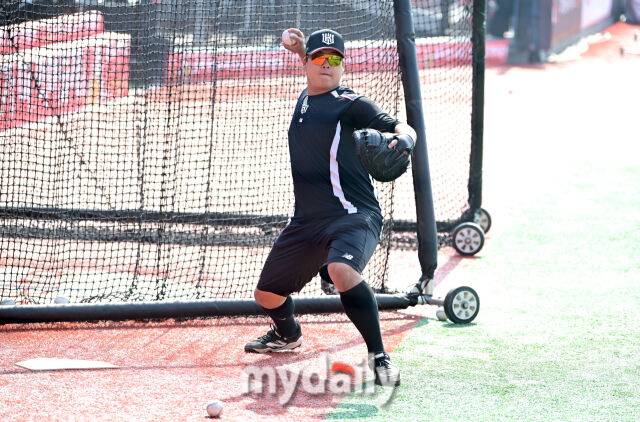 2025년 3월 22일 오후 경기도 수원KT위즈파크에서 '2025 신한 SOL뱅크 KBO 리그' 한화 이글스와 KT 위즈의 경기. KT 강백호가 포수 훈련을 하고 있다./마이데일리