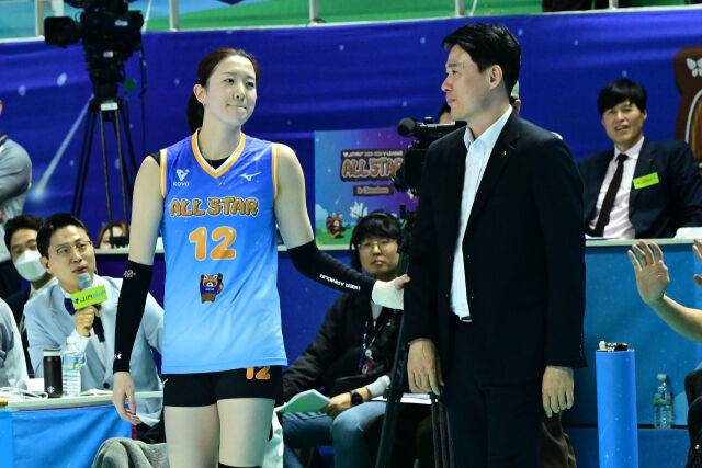 흥국생명 이다현이 현대건설 강성형 감독의 팔을 잡으며 코트로 향하고 있다. / 한국배구연맹(KOVO)