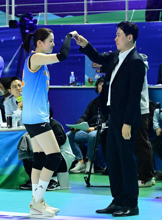 흥국생명 이다현이 강성형 감독은 손을 잡고 퍼포먼스를 선보이고 있다. / 한국배구연맹(KOVO)