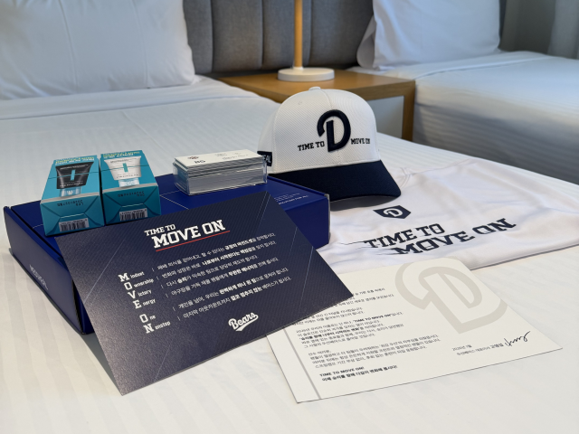 고영섭 대표이사가 선수들과 코칭스태프들에게 전달한 선물과 메시지카드./두산 베어스