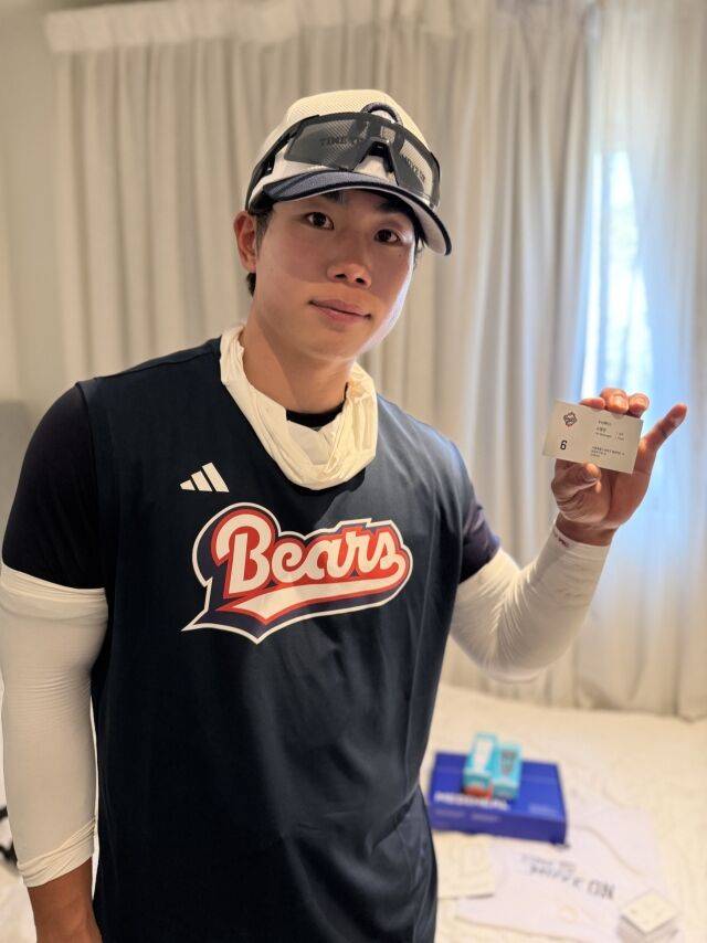 생애 첫 명함을 들고 있는 오명진./두산 베어스