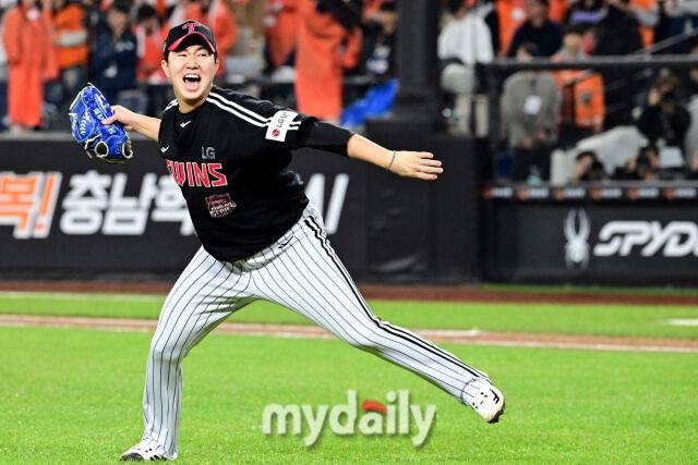 31일 오후 대전 한화생명 볼파크에서 진행된 '2025 신한 SOL Bank KBO 한국시리즈 5차전' LG트윈스-한화 이글스와의 경기. LG가 4-1로 승리해 통합 우승을 확정 지은 뒤 유영찬이 포효하고 있다./마이데일리