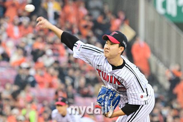 26일 오후 서울 잠실야구장에서 진행된 '2025 신한 SOL Bank KBO 한국시리즈 1차전' 한화 이글스와 LG 트윈스의 경기. LG 유영찬이 9회초 구원 등판해 역투를 펼치고 있다./마이데일리