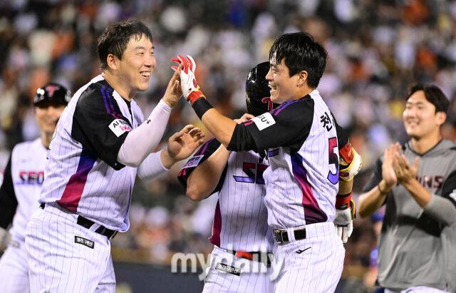 2025년 8월 8일 오후 서울 잠실구장에서 열린 '2025 신한 SOL뱅크 KBO 리그' 한화 이글스와 LG 트윈스의 경기. LG 천성호가 연장 10회말 1사 만루서 끝내기 안타를 친 뒤 김현수의 축하를 받고 있다./마이데일리