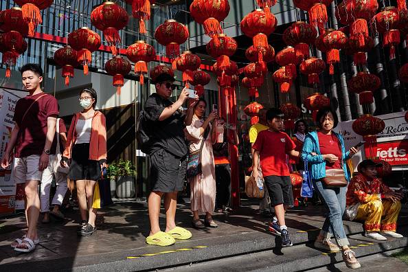 지난해 1월 29일 중국 음력 설날인 춘절에 태국 방콕의 한 쇼핑몰 입구가 붉은 연등으로 장식돼 있다. [게티이미지]