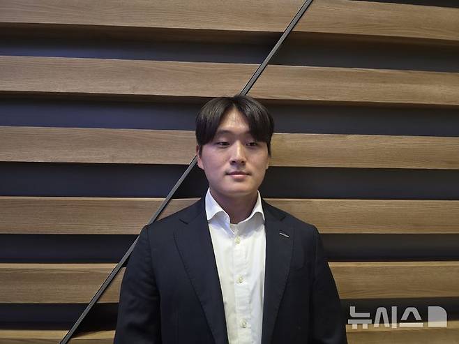 [인천공항=뉴시스] 김희준 기자 = 두산 베어스 김택연이 23일 인천공항을 통해 1차 전지훈련지인 호주 시드니로 떠나기 전 취재진과 인터뷰를 하고 있다. 2026.01.23jinxijun@newsis.com