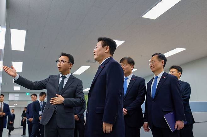 [서울=뉴시스] 최동준 기자 = 이재명 대통령이 26일 서울 종로구 정부서울청사 창성별관에 위치한 초국가범죄 특별대응 TF를 격려차 방문해 현황 설명을 듣고 있다. (사진=청와대 제공) 2026.01.26. photo@newsis.com *재판매 및 DB 금지