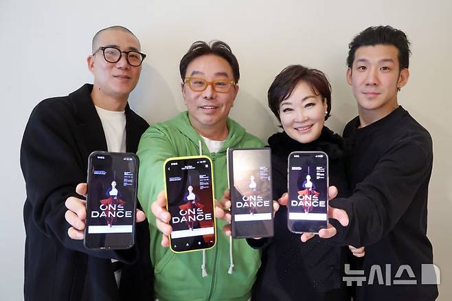 [서울=뉴시스] 박진희 기자 = ‘뉴욕 댄스&퍼포먼스 어워드(베시 어워드)’ 수상한 서울시무용단 '일무' 안무가 정혜진(왼쪽부터), 연출 정구호, 안무가 김성훈·김재덕이 26일 서울 중구 한 식당에서 인터뷰하고 있다. 베시 어워드는 ‘무용계 오스카’로 통할만큼 세계적 권위를 지녔다. 2026.01.26. pak7130@newsis.com