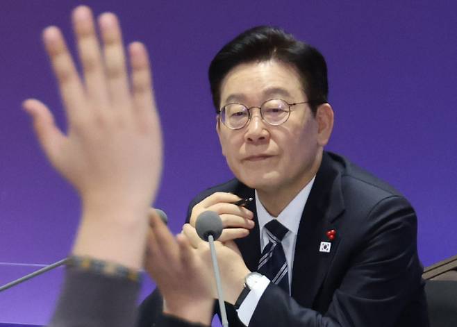 이재명 대통령이 23일 울산전시컨벤션센터에서 열린 '울산의 마음을 듣다' 타운홀미팅 간담회에서 발언권을 요청하는 참석자들을 바라보고 있다. 연합뉴스