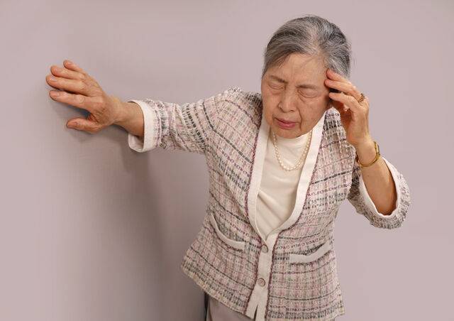 누구나 겪는 흔한 어지럼증에 가슴 통증과 심한 두통 등이 동반된다면 응급 상황이므로 재빨리 병원을 찾아야 한다. 클립아트코리아