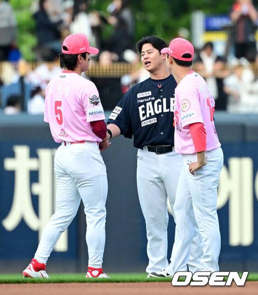 [OSEN=광주, 지형준 기자] 2일 오후 광주-기아 챔피언스필드에서 2025 신한 SOL Bank KBO리그 KIA 타이거즈와 한화 이글스의 경기가 열렸다.5연승에 도전하는 한화는 엄상백을, 연패를 막아야 하는 KIA는 아담 올러를 선발로 내세웠다.경기에 앞서 한화 노시환이 KIA 김도영, 최원준과 인사를 나누고 있다. 2025.05.02 /jpnews@osen.co.kr