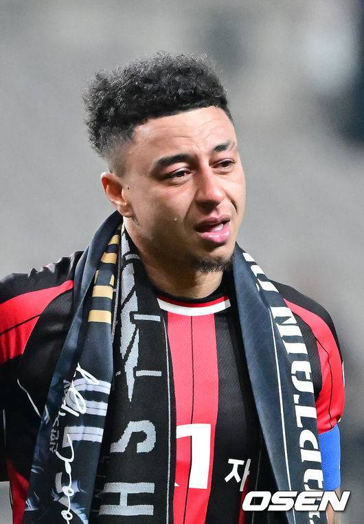 [OSEN=서월월드컵경기장, 박준형 기자] 제시 린가드(33, 서울)의 라스트 댄스는 무승부로 끝났다. FC서울은 10일 오후 서울월드컵경기장에서 2025~2026시즌 아시아축구연맹(AFC) 챔피언스리그 엘리트(ACLE) 리그 스테이지에서 린가드의 선제골이 터졌지만 지키지 못하고 멜버른 시티와 1-1로 비겼다. 서울(2승3무1패, 승점 9)은 5위로 밀렸다. 멜버른 스티(3승1무2패, 승점 10점)는 4위다. 경기종료 후 FC서울 린가드 고별행사에서 린가드가 눈물을 보이고 있다.  2025.12.10 / soul1014@osen.co.kr