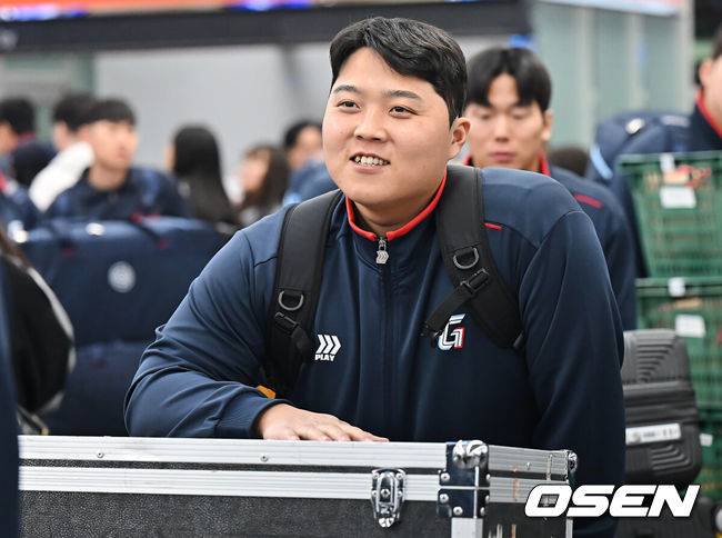 [OSEN=부산, 이석우 기자] 롯데 자이언츠 선수단이 25일 김해공항을 통해 전지훈련지인 대만 타이난으로 출국했다.김태형 감독 등&nbsp;코치진과 투수&nbsp;20명,&nbsp;포수&nbsp;5명,&nbsp;내야수&nbsp;9명,&nbsp;외야수&nbsp;7명 등 총&nbsp;41명의 선수단이 1월 20일까지 1차 캠프에서 체력 강화와 기술 훈련을 치른 뒤 21일부터 3월 5일까지 일본 미야자키로 옮겨 2차 캠프에서 구춘리그에 참가해 실전 감각을 점검한다. 롯데 자이언츠 한동희가 출국을 하고 있다. 2026.01.25 / foto0307@osen.co.kr