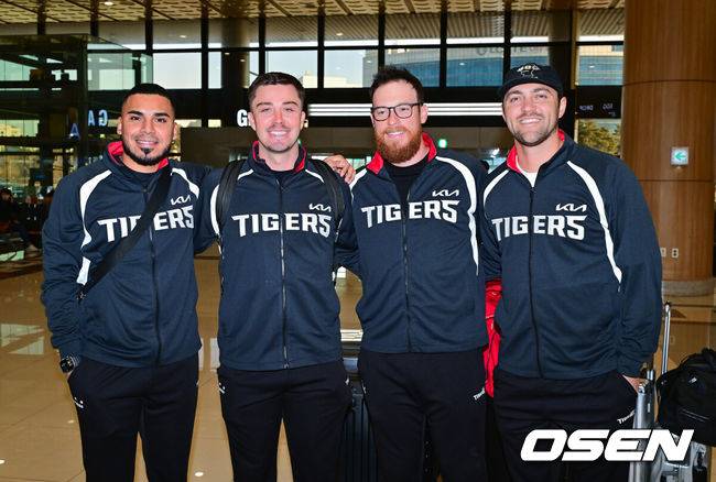 [OSEN=김포공항, 박준형 기자] 2026시즌 스프링캠프 나서는 KIA 코칭스태프와 외국인 선수들이 22일 김포국제공항을 통해 일본 아마미오시마로 출국했다. 지난해 미국 캘리포니아 어바인에서 훈련했던 KIA는 일본 가고시마현의 외딴섬인 아마미오시마로 1차 훈련지로 정했다. 심재학 KIA 단장은 “미국에서 훈련해서 원하던 결과를 얻지 못했다”면서 “시차 등을 고려해도 일본이 낫다고 평가했다. 현지 실사를 했을 때 훈련에만 집중하기 딱 좋은 환경이었다”고 밝혔다. KIA 외국인 선수 카스트로와 올러, 데일, 네일이 포즈를 취하고 있다.  2026.01.22 / soul1014@osen.co.kr