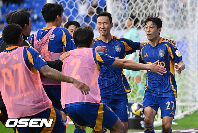 [OSEN=울산, 이석우 기자] 18일 울산 문수축구경기장에서 하나은행 K리그1 2025 울산 HD와 광주FC의 경기가 열렸다.  신태용 감독 경질을 두고 후폭풍이 몰아친 울산은 급격히 무너져 강등권까지 추락했고, 반면 광주FC는 파이널A 진출의 마지막 불씨를 살리기 위해 총력전에 나섰다.울산 HD 이청용이 페널티킥을 성공하고 기뻐하고 있다. 2025.10.18 / foto0307@osen.co.kr