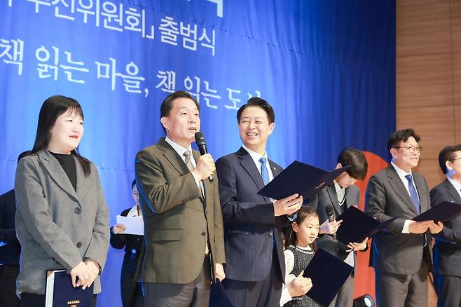 23일 국회에서 열린 독서국가 선포식에서 김영호 국회 교육위원장(왼쪽 세 번째)과 이재준 수원시장(왼쪽 두 번째)이&nbsp;구체적&nbsp;실행 방안을 발표하고 있다. 수원시 제공