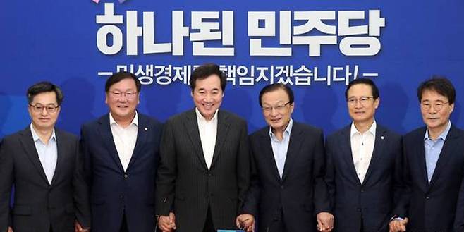 2018년 문재인 정부 시절,&nbsp;서울 영등포구 여의도 국회에서 진행된 고위당정협의회에서 당시 이해찬 더불어민주당 대표(오른쪽 세 번째)와 김동연 경제부총리(왼쪽 첫 번째)가&nbsp;기념촬영을 하고 있다. 뉴시스