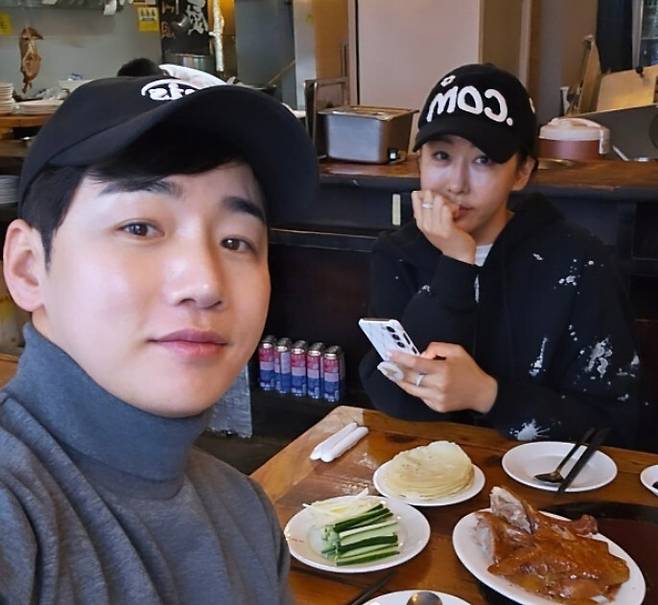 박군, 한영과 이혼 루머에 가짜 뉴스 일축… '커플룩 식사' 인증