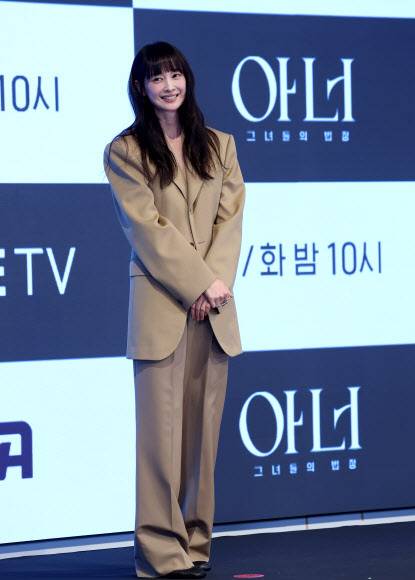 배우 이나영이 26일 서울 구로구 디큐브시티 더세인트에서 열린 ENA 새 월화드라마 '아너 : 그녀들의 법정'(극본 박가연, 연출 박건호) 제작발표회에서 포즈를 취하고 있다. 뉴스1