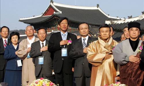 이해찬 국무총리(오른쪽 세번째)가 2005년 11월 17일&nbsp;서울 국립고궁박물관에서 열린 북관대첩비 맞이 국중대회에 참석했다. e영상역사관