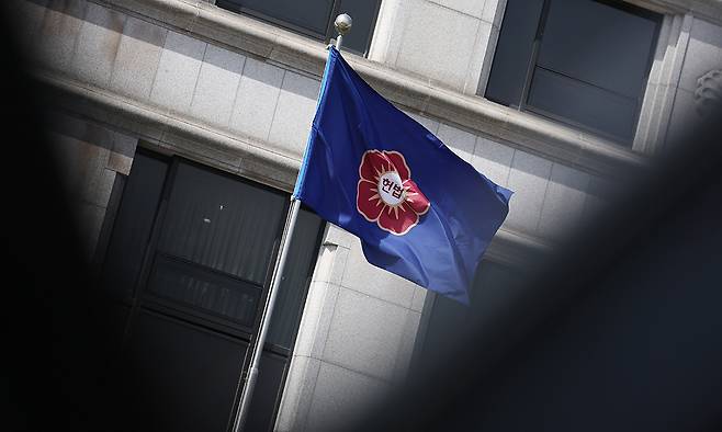 서울 종로구 헌법재판소에서 깃발이 바람에 날리고 있다. 연합뉴스