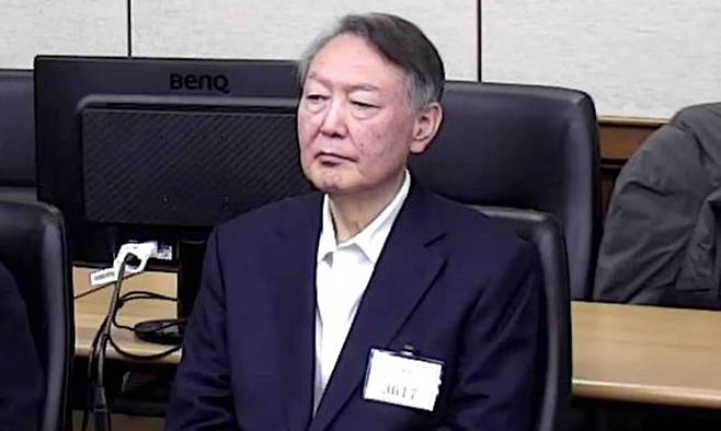 윤석열 전 대통령이 지난 16일 서울 서초구 서울중앙지방법원에서 열린 특수공무집행방해, 범인도피교사, 직권남용 권리행사방해 혐의 등 사건에 대한 1심 선고 공판에 출석해 피고인석에 앉아 있다. 서울중앙지법 제공