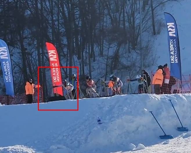 안 열린 4번 게이트 - 2024년 1월 29일 강원 평창군에서 열린 ‘대한스키협회장배 스키크로스 대회’ 결승전에서 1~3번 레인의 스타트 게이트는 완전히 열린 반면, 4번 레인 민수(가명)의 스타트 게이트만 완벽히 개방되지 않은 모습.