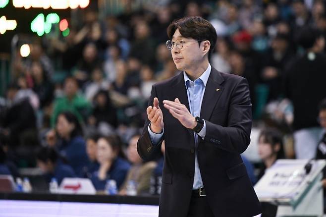 김완수 청주 KB 감독이 24일 경기 부천체육관에서 열린 2025~26 여자프로농구 부천 하나은행과 KB의 경기에서 선수들을 독려하고 있다. 2026.1.25 WKBL 제공