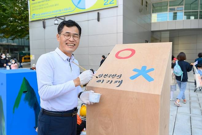 이기재 양천구청장은 지난해 문화예술축제 중 미술활동에 참여했다. 양천구 제공
